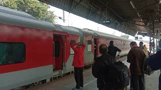 12423 Dibrugarh Town - New Delhi Rajdhani Express arriving at Guwahati.