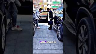 Orang berjas ini membukakan pintu mobil pria ini #shortvideo #shorts