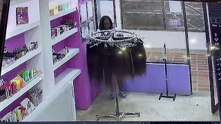 una mujer es captada robando una extensión de cabello en buenaventura