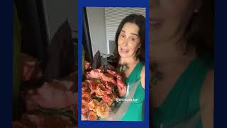 Claudia Raia ganha flores em homenagem ao dia das mulheres