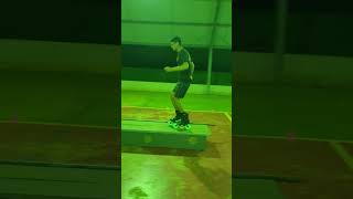 pulando no caixote com patins inline