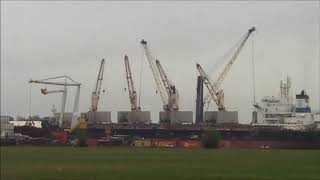 zeeschip laden met ijzer in dordrecht