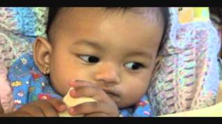 AAHANA EATING HER FIRST BANANA BY HERSELF.wmv