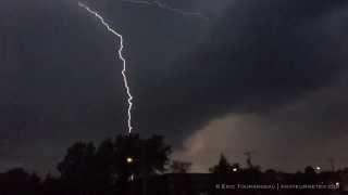 Une piétonne panique pendant un orage