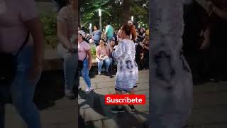 Así baila la del moño colorado en el parque libertad 🇸🇻.