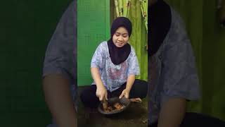 Lihat si tteh sedang ngulek bikin petis #shortvideo #suasanapedesaan #gadisdesa