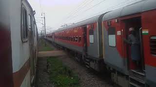 WAP7 greets & meets with WAP7 at Tilda. Itwari tata crossing with durg bound sarnath express.#wap7