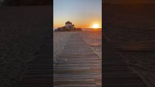 Lindo por do sol na praia de Miramar em Portugal