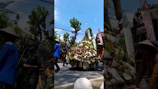 arak-arakan gunungan sayur dan buah lokal | karnaval margoyoso salaman 2023 #shorts