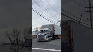 Awesome looking Freightliner rolls through South Plainfield,NJ w/ a very friendly driver!