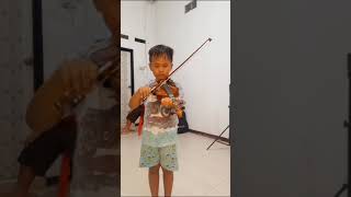 Sean umur 6 thn, belajar biola