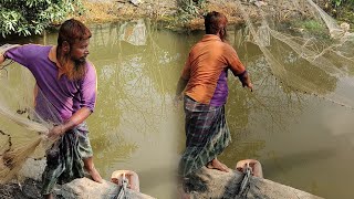 গ্রামে মাছ ধরার হিড়িক। প্রতি জালে প্রায় ১-২ কেজি মাছ