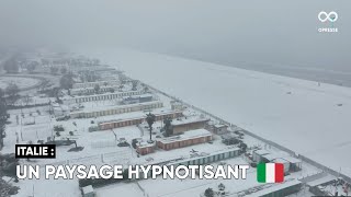 La ville côtière adriatique de Rimini recouverte d'une couche de neige