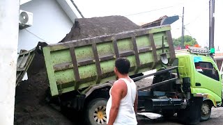 Mobil Dump Truk Hino 300 Jomplang Muatan Tinggi Menggunung