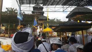 Sembahyang di pura Luhur Srijong 05072017