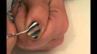 Semplice nail art bianca e blu, richiesta da Liberaize