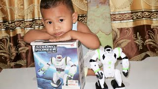 UNBOXING ROBOT STRONG PIONEER CALVIN can talk children toys