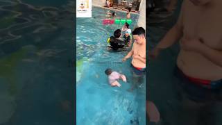 balita mengapung di kolam renang #shortvideo #shorts