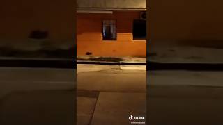 FANTASMA se ASOMA por una VENTANA y QUEDÓ GRABADO