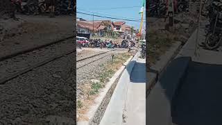 detik detik pengendara motor jatuh ditengah rel kereta