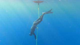 Girl dived to a depth of 20 meters. Freediving.