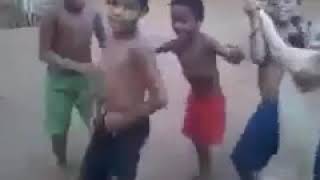 Niños bailando.