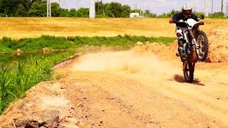 drz400 kicking up dust HD