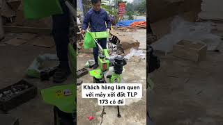 Khách hàng làm quen với máy xới đất TLP 173 có đề