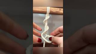 Half hitch spiral knot/  #macrame #macrameartschool #macramedesigns #macramekeyring #macramepattern