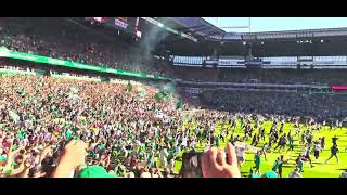 Werder Bremen. Die Fans stürmen nach Abpfiff und Aufstieg in die 1. Bundesliga den Platz.