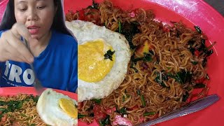 makan mi goreng