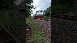 Hunting kereta api pasundan di tiber cikadu .