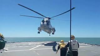 ASH-3D Sea King aterrizando en el ARA Almirante Irízar