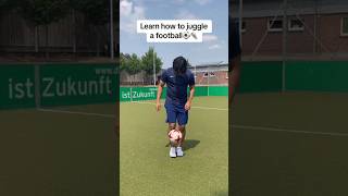 Learn how to juggle a football the simple way⚽️ #foryou #shorts #trending #tutoriol #football