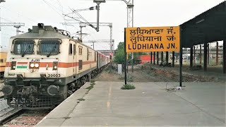 (02026) (Amritsar - Nagpur) AC Express Special Arriving At Ludhiana Junction.!