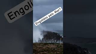 Engolidos pelo mar? O perigo de esta a beira de uma tempestade. Peniche Portugal.