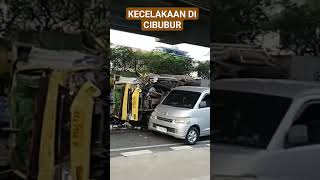 Terjadi kecelakaan, Mobil terjungkal