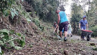 Moradores de Pessegueiros se reúnem em mutirão para fazer a manutenção de rua do bairro