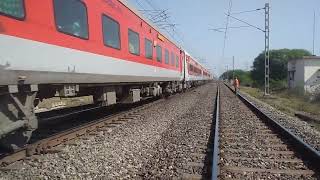 WAP7 VSKP in angry mode with Ahemdabad Puri Superfast express at 130kmph.