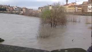 La "spiaggia" dell'Arno sommersa dalla piena del 21 gennaio 2013