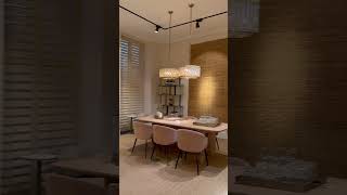 Soggiorno moderno ed elegante con lampadari bellissimi Eichholtz disponibili su AVECASA #arredamento