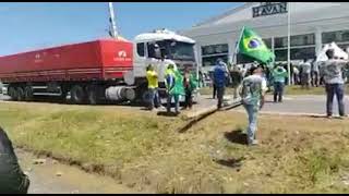 Manifestantes bloqueiam totalmente a BR-470 em Rio do Sul