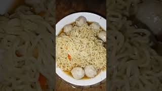 hujan hujan enaknya makan mie instan #hujan #masakmie #mieinstan #indomie #makanmie