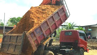 Mobil Dump Truk Pasir toyota dyna Jomplang Muatan Tanah Berbatu Tinggi Menggunung