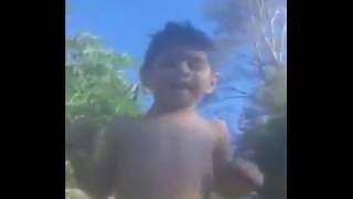 Niño cantando con mucha pasión nuestro querido Himno Nacional