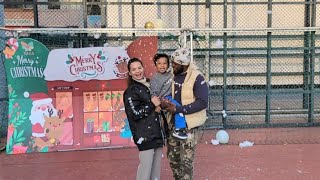 Orang Hongkong menyambut Natal di lapangan Sham Shui Po