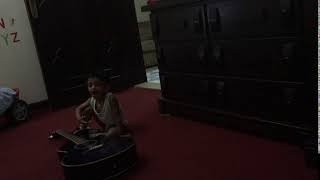 Thuheen play guitar