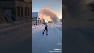 Elle créé de la neige avec une bouteille