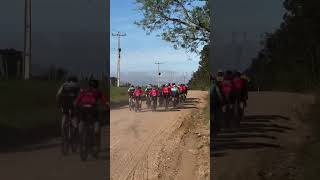 Pelotão do desafio triplox de MTB