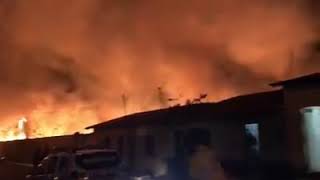 Noite de terror em Presidente Dutra. Incêndio toma conta de terreno e apavora populares.